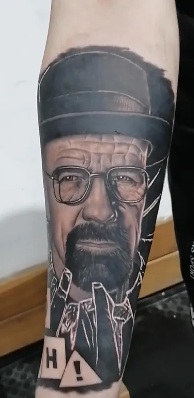 Portrét Waltera Whitea s motivem hracích karet