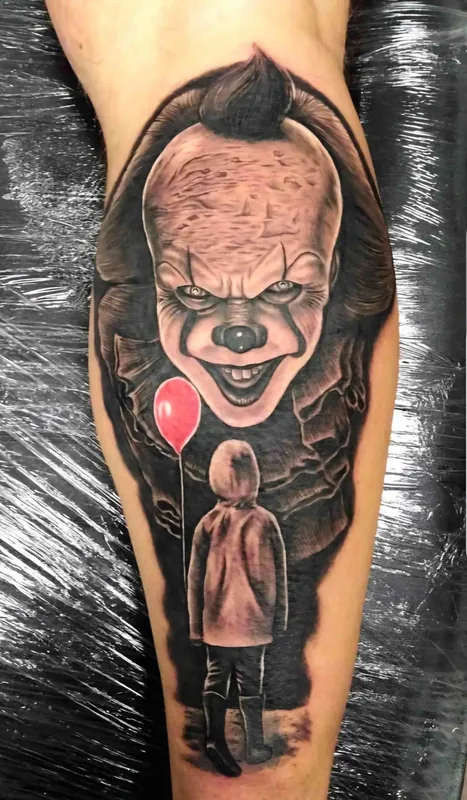 Tetování klauna Pennywise s červeným balonkem